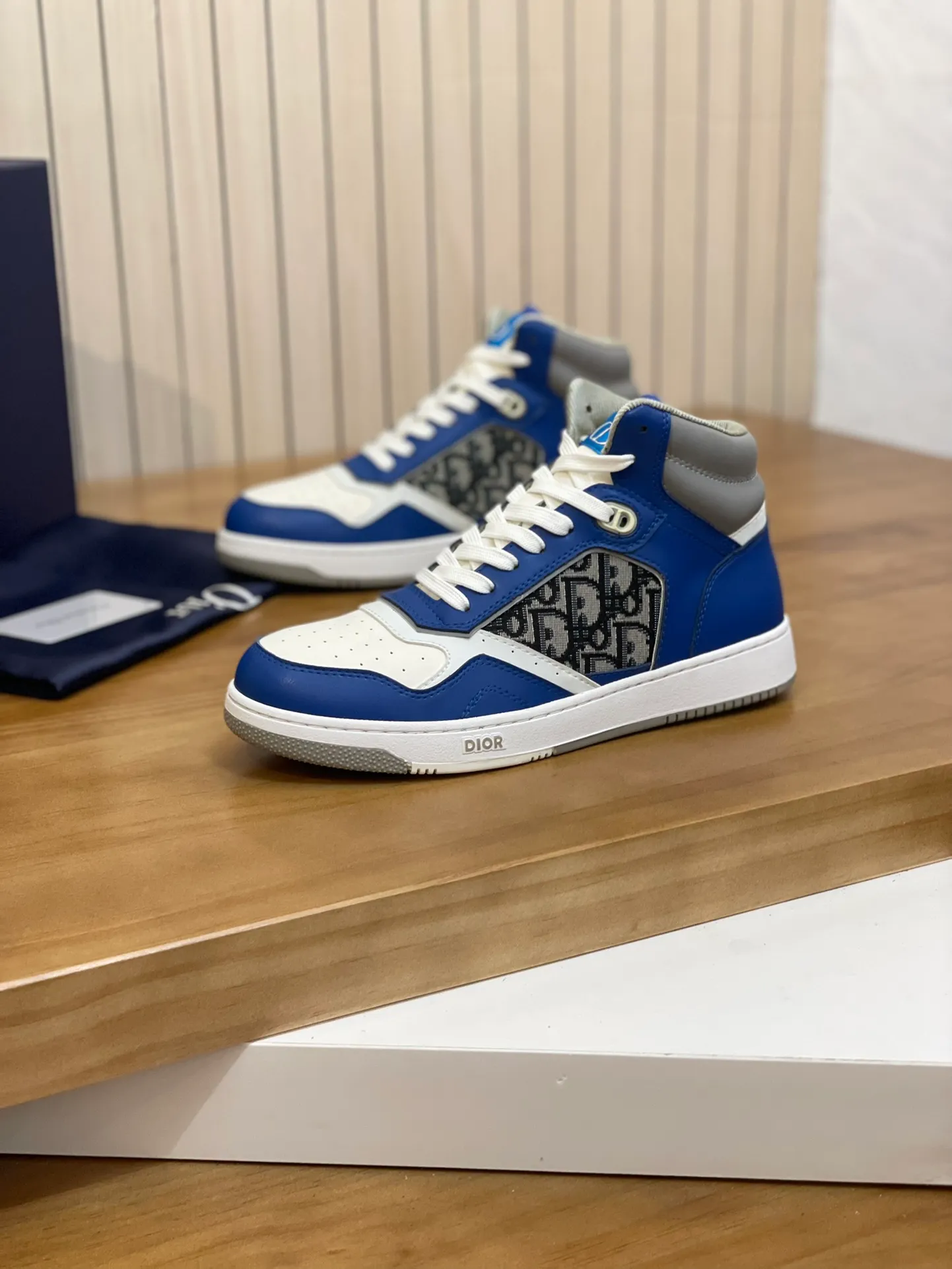 Men's shoes: 💰P460¥ Product trademark: Dior* "Dior*" high-top casual shoes Regular size: 38-44 (can be customized to 45.46) Product materials: Upper imported cowhide stitched with original fabric, breathable lining, original outsole. Number: 1006